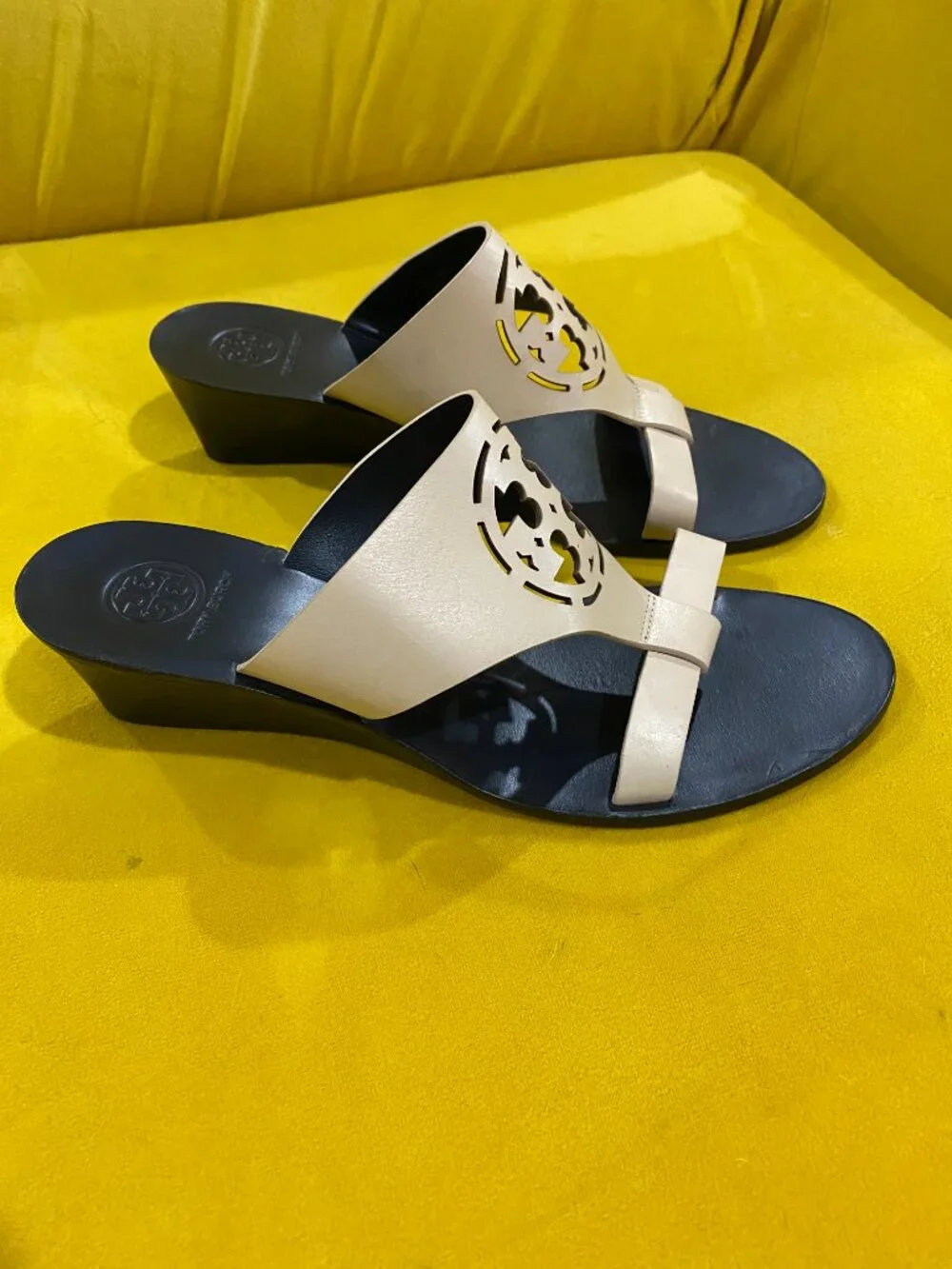 Tory Burch Miller Wedge Sandals Beige Leather Logo Cutout Thong Slides Women's 8